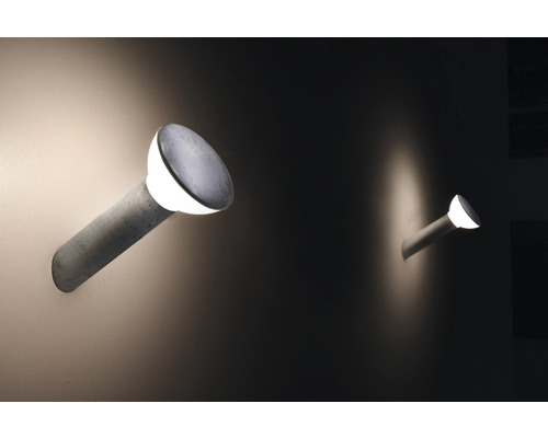 Deux appliques murales grises en intérieur