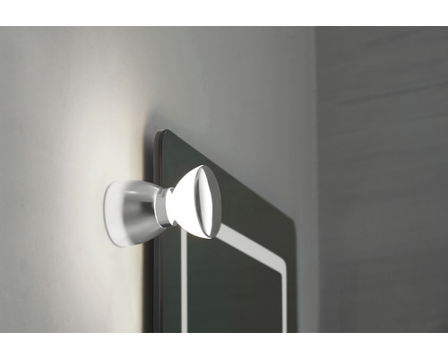 Gros plan d''un luminaire de miroir sur un miroir
