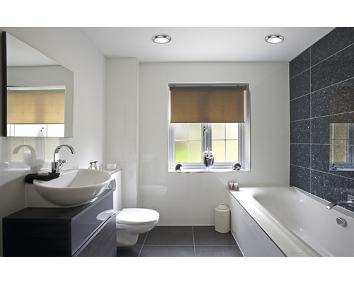 Salle de bain lumineuse avec lavabo, toilettes, baignoire et fenêtre