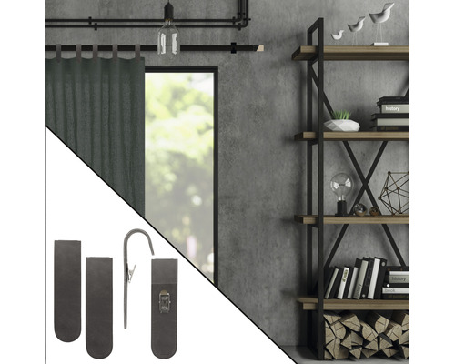 Pièce décorative avec étagère, fenêtres et ensembles de fixation de rideaux.