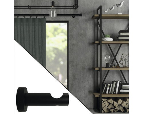 Pièce à vivre avec tringle à rideaux, étagère et support de tringle à rideaux noir.