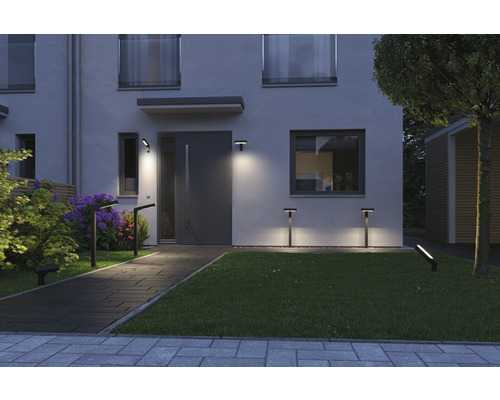 Beleuchtetes modernes Haus mit Gartenweg und Aussenleuchten