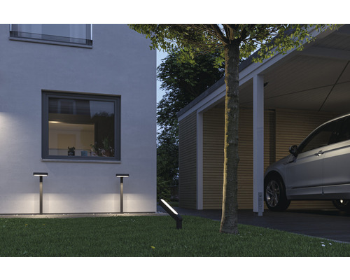 Szene mit Haus, Carport und Gartenbeleuchtung