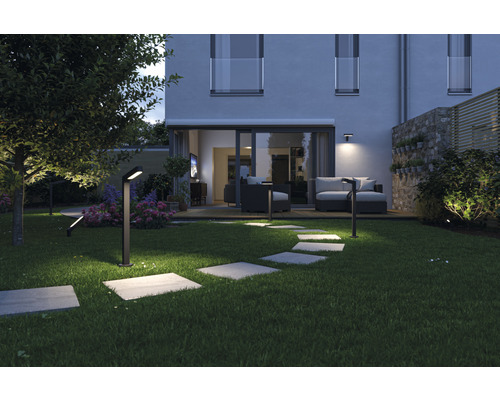 Beleuchteter Garten mit Rasen, Steinplattenweg und Aussenleuchten