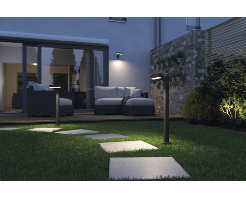 Beleuchteter Garten mit Gartenmöbeln, Rasen und Wegbeleuchtung