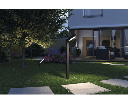 Beleuchteter Garten mit Rasenfläche und Aussenleuchten in der Dämmerung.