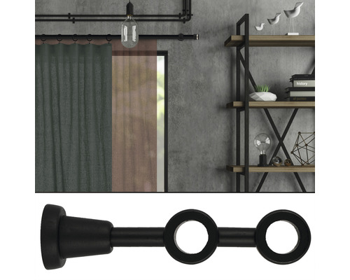 Vorhangstange mit Vorhängen und Regal im Hintergrund, Nahaufnahme von Vorhangstangenhalterung