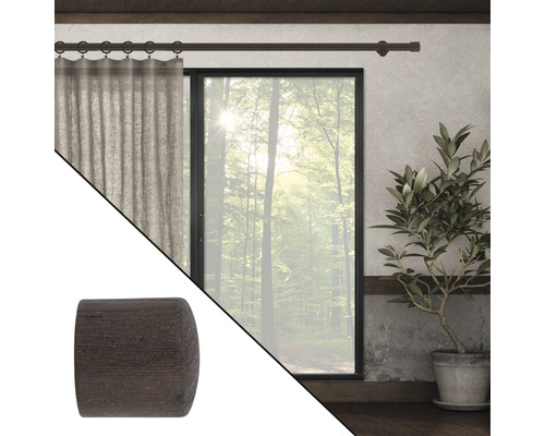 Ambiance décorative avec tringle à rideaux, rideau et vue sur la verdure par la fenêtre, ainsi qu''un embout en bois.