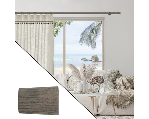 Wohnzimmer mit Vorhang, Gardinenstange und Endstück aus Holz