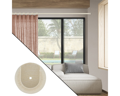 Ambiance de salon décorative avec tringle à rideaux et support en bois