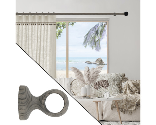 Raumansicht mit Gardinenstange, Vorhang und hölzerner Wandhalterung