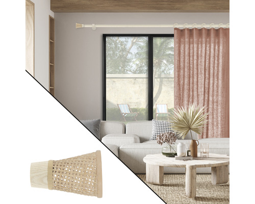 Scène avec salon et détail d''un embout de tringle à rideaux en bois et rotin