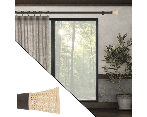 Tringle à rideaux avec rideau et arbre en arrière-plan