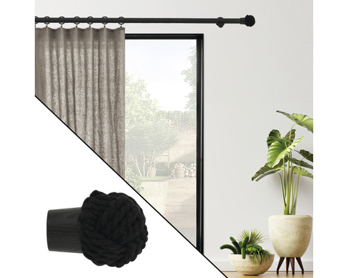 Gardinenstange mit Vorhang und dekorativem Abschlussstück mit Knoten