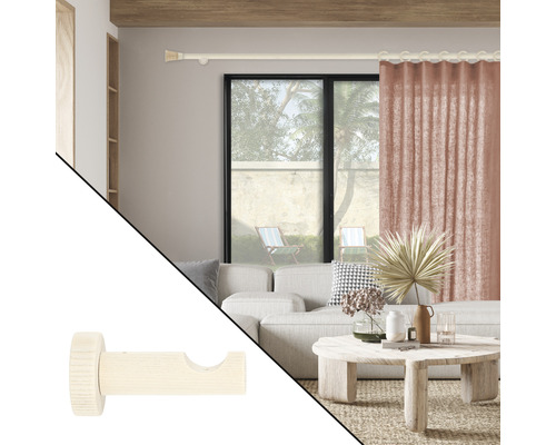 Holzgardinenstangenhalterung in einem Wohnzimmer mit Vorhängen.