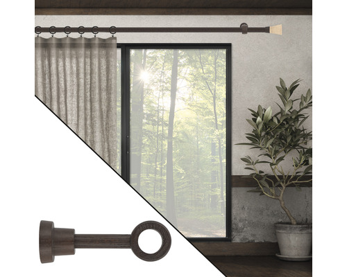 Dekorative Gardinenstange mit Halterung und Vorhangringen vor einem Fenster