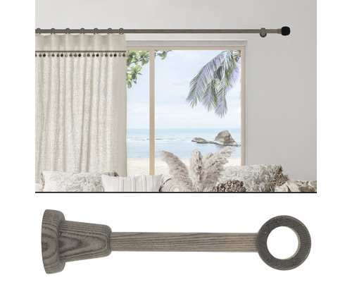 Gardinenstange mit Endstück vor Fenster mit Meerblick