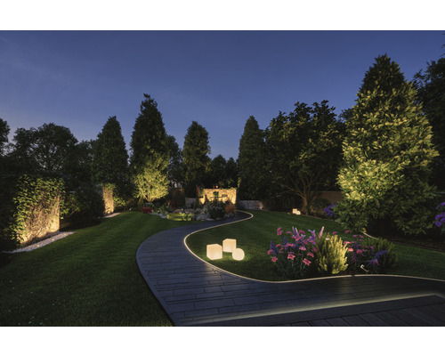 Beleuchteter Gartenweg mit Dekoleuchten und Gartenteich am Abend