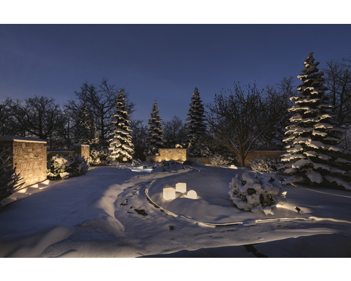Wintergarten mit Schnee und Gartenbeleuchtung