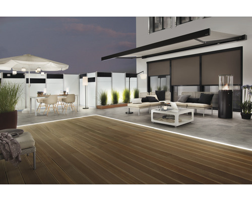 Terrasse mit Markise, Sichtschutzwänden, Loungemöbeln und Esstischgarnitur.
