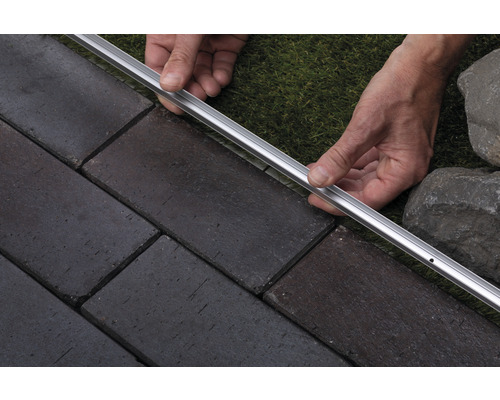 Pflastersteine mit Rasenkante und Aluminiumprofil