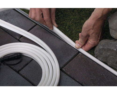 Installation einer LED-Lichtleiste im Aussenbereich auf Pflastersteinen