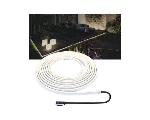 Flexible LED-Leuchte für den Außenbereich, aufgerollt, mit Anschlusskabel und Szene mit Terrassenbeleuchtung im Hintergrund