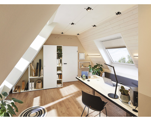 Helles Arbeitszimmer mit Dachfenster, Schreibtisch, Bürostuhl und Stauraumlösungen in einem Haus mit Dachschräge