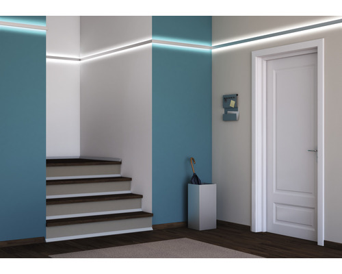 Flur mit Treppe, Tür, Lichtleisten und Garderobenständer