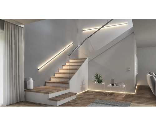 Treppenhaus mit linearen Wandleuchten und Holzstufen