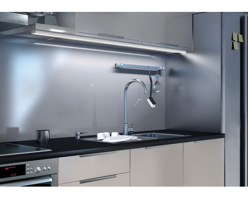 Paulmann Aluminium Profil Square mit Diffusor 1,0 m Küchenszene mit Spüle, Küchenutensilien und LED-Beleuchtung unter dem Hängeschrank