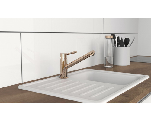 Küchenszene mit Spüle, Armatur und Küchenutensilien