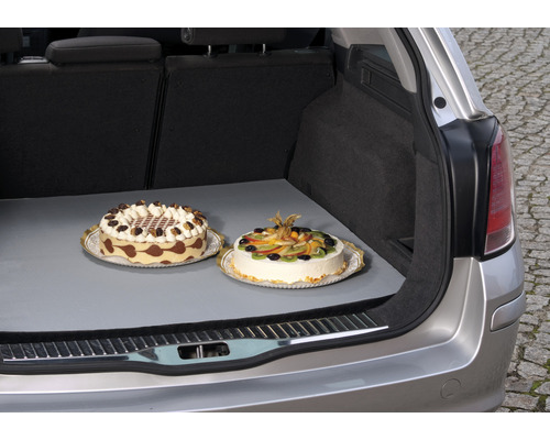 Zwei Kuchen auf einer Kofferraumschutzmatte im Kofferraum eines Autos