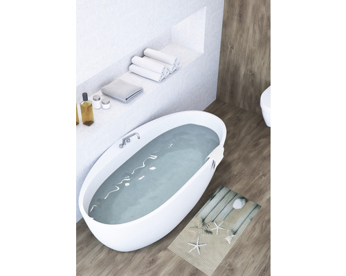 Helles Badezimmer mit freistehender Badewanne, Handtüchern und Badematte