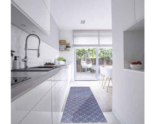 Cuisine moderne avec chemin de cuisine, évier et suspension à l''extérieur.