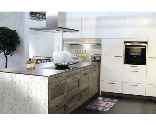 Helle, moderne Küche mit Kochinsel, Einbaubackofen und Dunstabzugshaube.