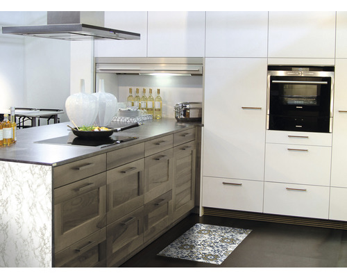 Moderne Küche mit Kochinsel, Einbauschränken und dekorativem Teppich