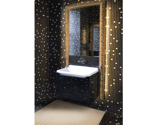 Salle de bains avec lavabo, miroir et carreaux de mosaïque