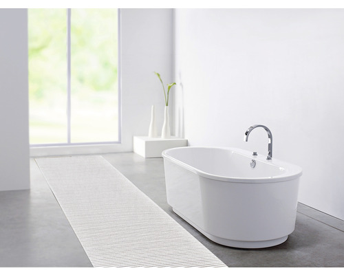 Helles Badezimmer mit Badewanne, Armatur und Badteppich