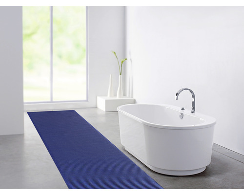 Salle de bains lumineuse avec baignoire et long tapis de bain étroit