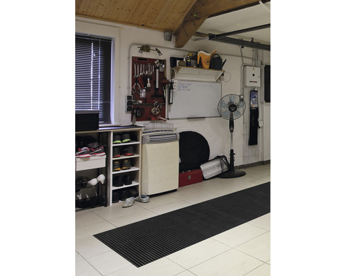 Werkstatt mit Werkzeugwand, Regal und Arbeitsfläche