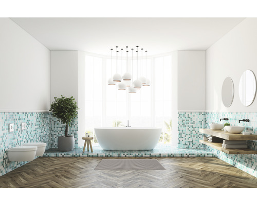 Helles Badezimmer mit Badewanne, Waschbecken, Spiegel und Mosaikfliesen