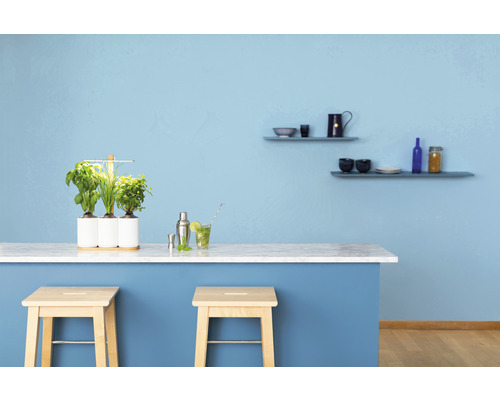 Mise en scène avec jardin d''herbes aromatiques, ustensiles de bar et boisson sur un comptoir de cuisine avec tabourets