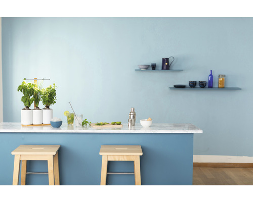 Vue d''une pièce avec un jardin d''herbes aromatiques, des tabourets de bar et des étagères