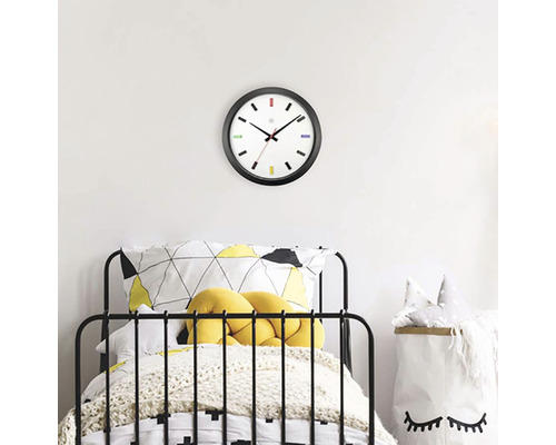 Chambre d''enfant avec lit et horloge murale ronde