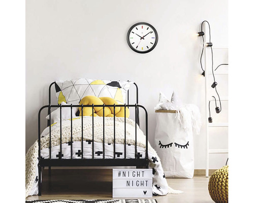 Chambre d''enfant avec lit, horloge murale et éléments décoratifs pour une ambiance chaleureuse.