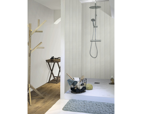 Badezimmer mit Dusche, Holzregal und Badematte für eine helle und einladende Atmosphäre.