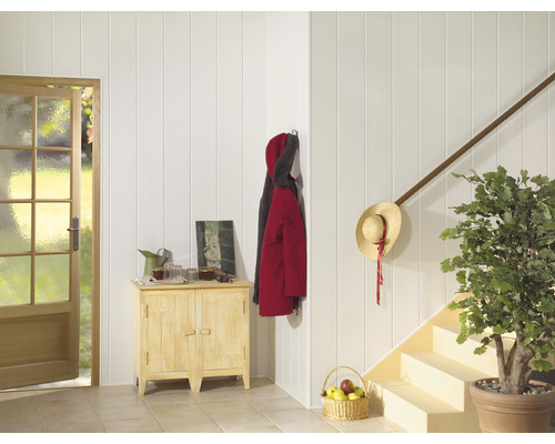 Flur mit Paneelen, Kommode und Treppe