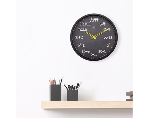 Wanduhr mit mathematischen Gleichungen auf einem hellen Holzregal mit Stifthaltern