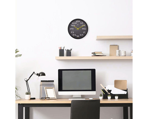 Büro mit Schreibtisch, Regalen und Wanduhr mit mathematischen Formeln